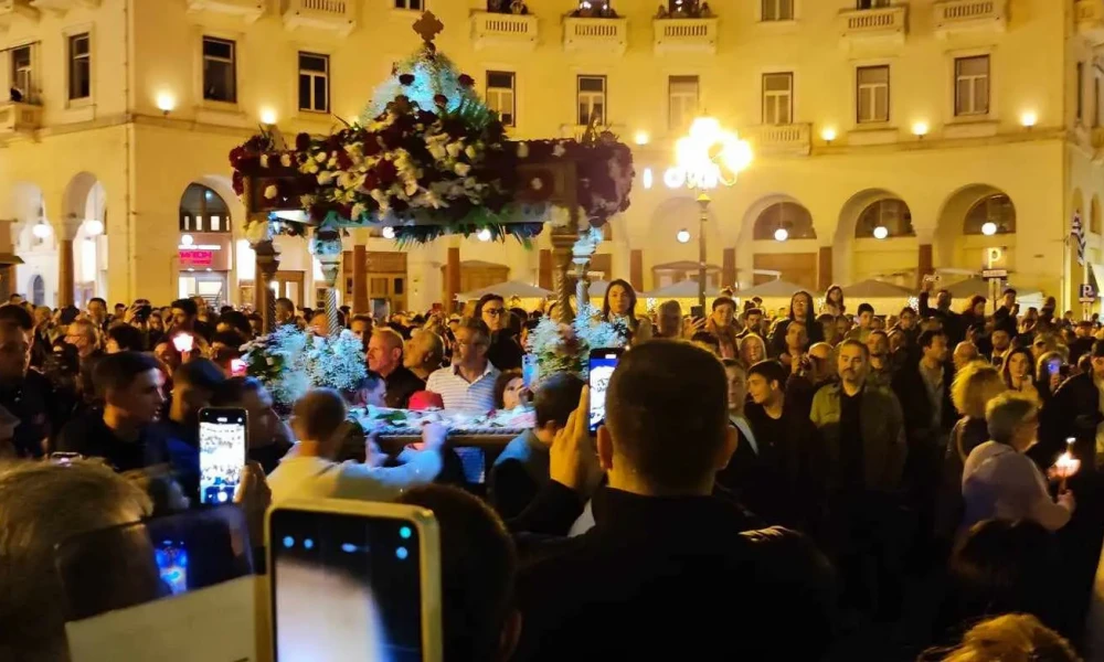 Θεσσαλονίκη: Συναντήθηκαν για πρώτη φορά πέντε επιτάφιοι στην πλατεία Αριστοτέλους (Βίντεο-Εικόνες)